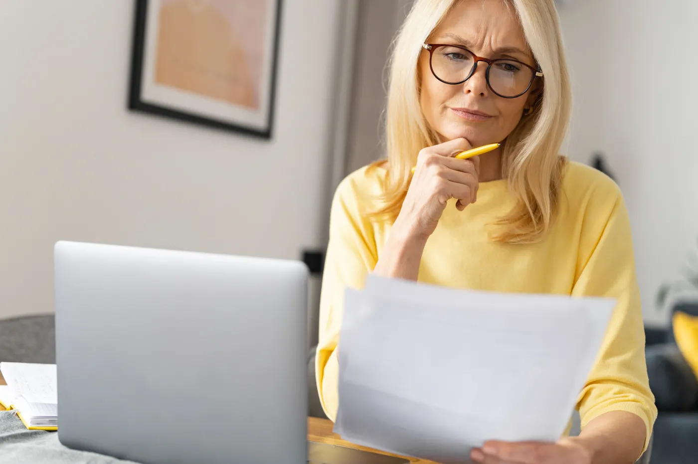 kobieta, laptop, czyta dokument