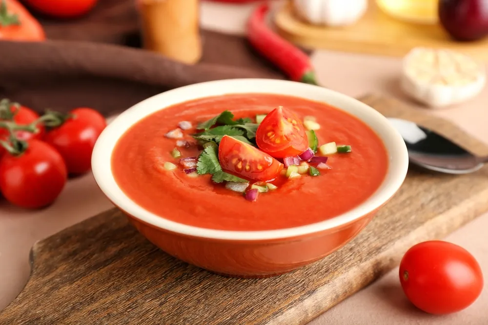 Bowl,With,Tasty,Gazpacho,On,Color,Background,,Closeup