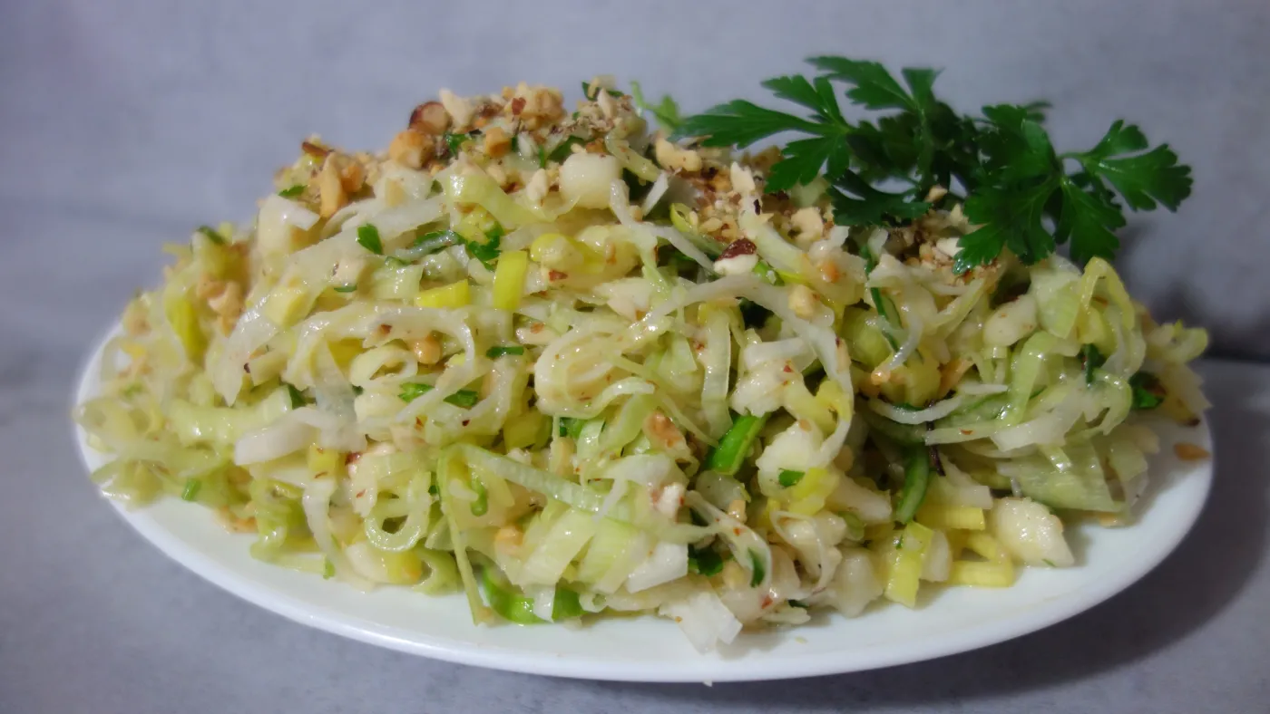 Ekspresowa surówka z pora i orzechów. Przepyszny i orzeźwiający przepis od Heni Foks