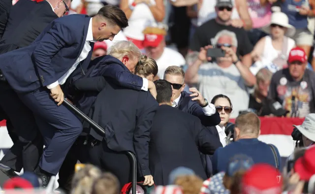 Trump ranny w wyniku strzelaniny na wiecu w Pensylwanii [GALERIA]
