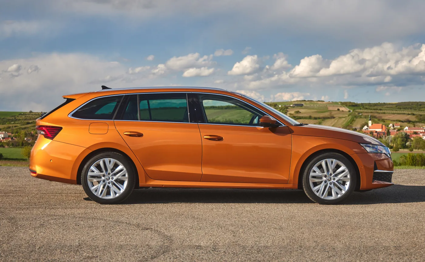 Biały ręcznik na lusterku samochodu. Co oznacza?