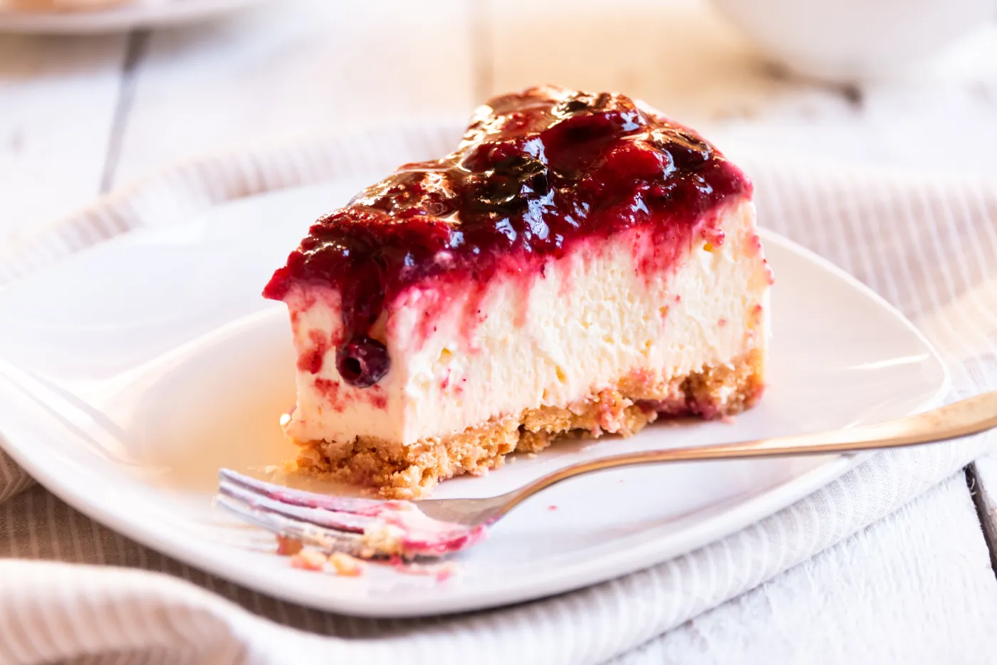 Trwa sezon na węgierkę. Zrób z nią sernik od Ewy Wachowicz