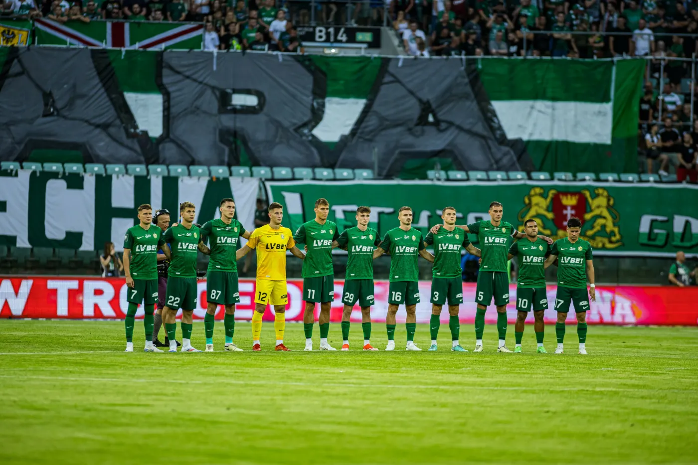 Piłkarze Śląska Wrocław chwycili za worki z piaskiem. Ratują miasto przed powodzią