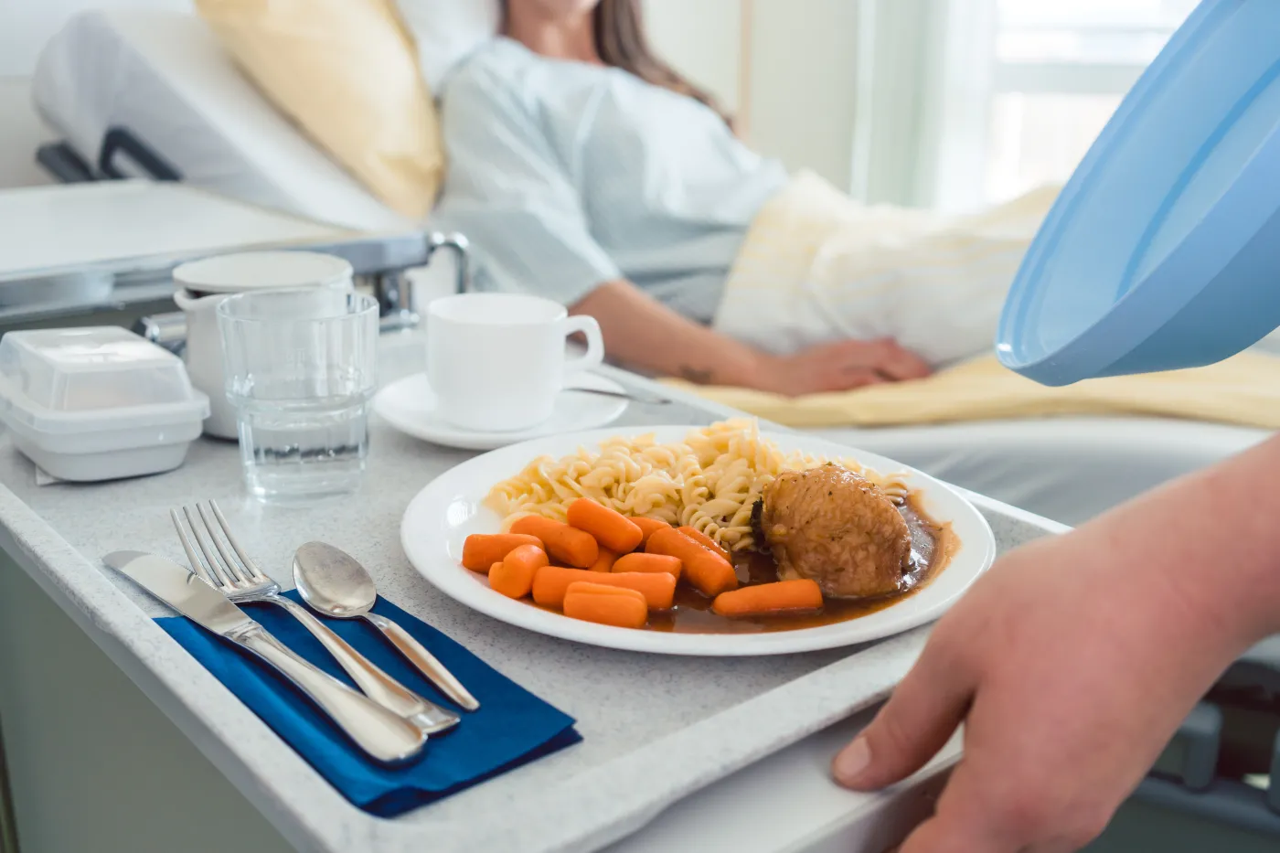 Jedzenie szpital Food,Delivered,To,A,Patient,In,Hospital,Bed,,Focus,On