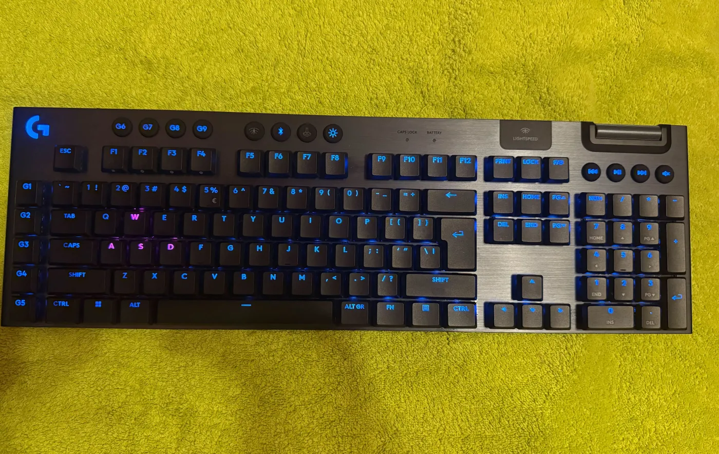 Logitech G915X Lightspeed, przepiękna klawiatura z potężną baterią i jeszcze potężniejszą ceną [RECENZJA]