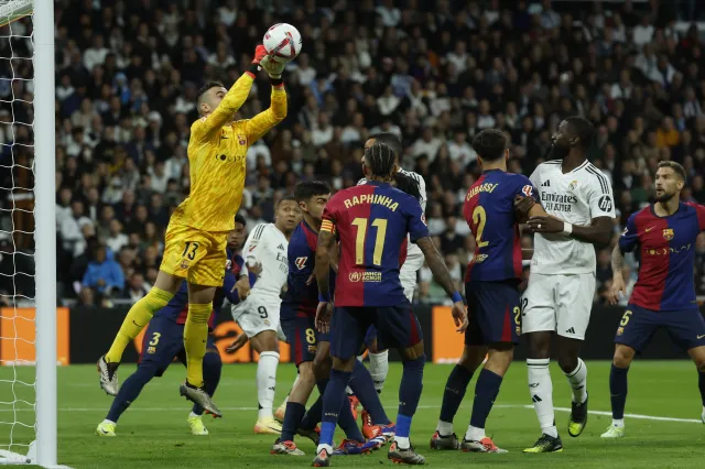 Szczęsny szybko nie wejdzie do bramki Barcelony. Pena zachwycił w El Clasico