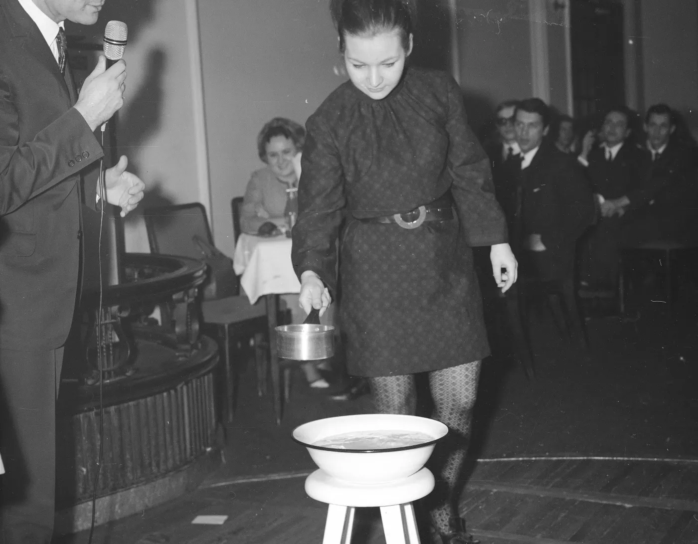 Lanie wosku, układanie butów. Tak świętowano Andrzejki w czasach PRL [FOTO]