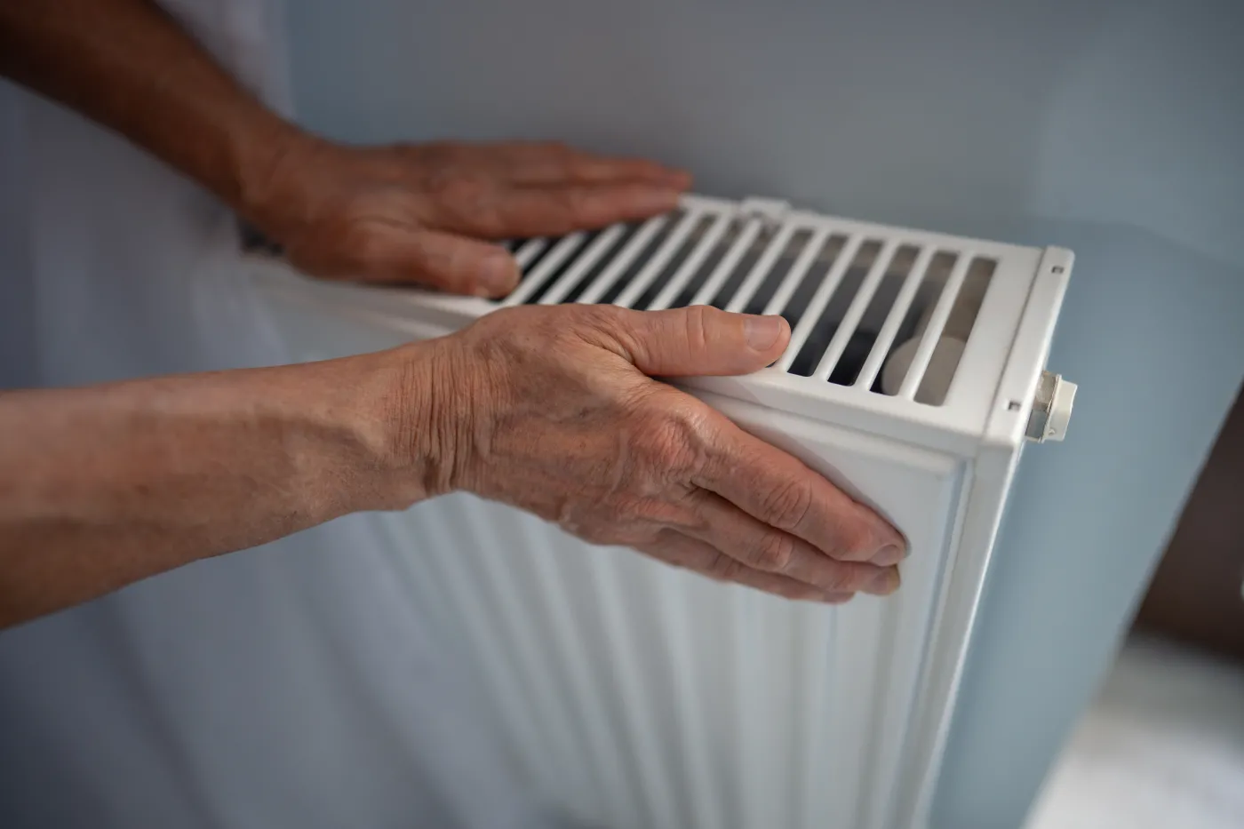 Dlaczego kaloryfery są zimne na dole? Ten prosty sposób rozwiąże problem nierównomiernego grzania