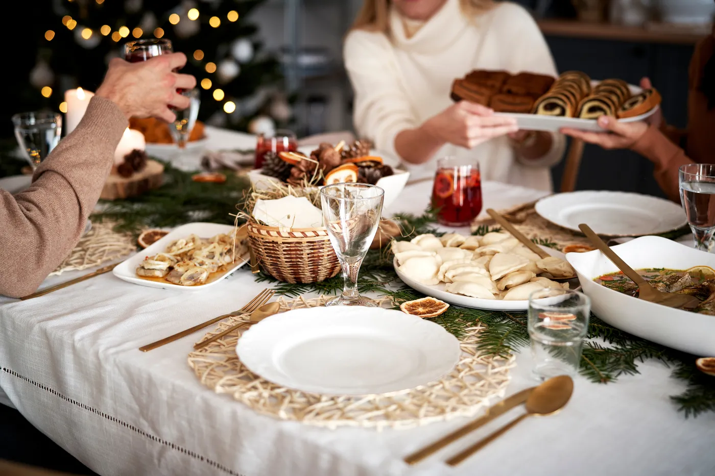 Zwyczaje i przesądy wigilijne. Jak ubrać choinkę? Co musi być na stole?