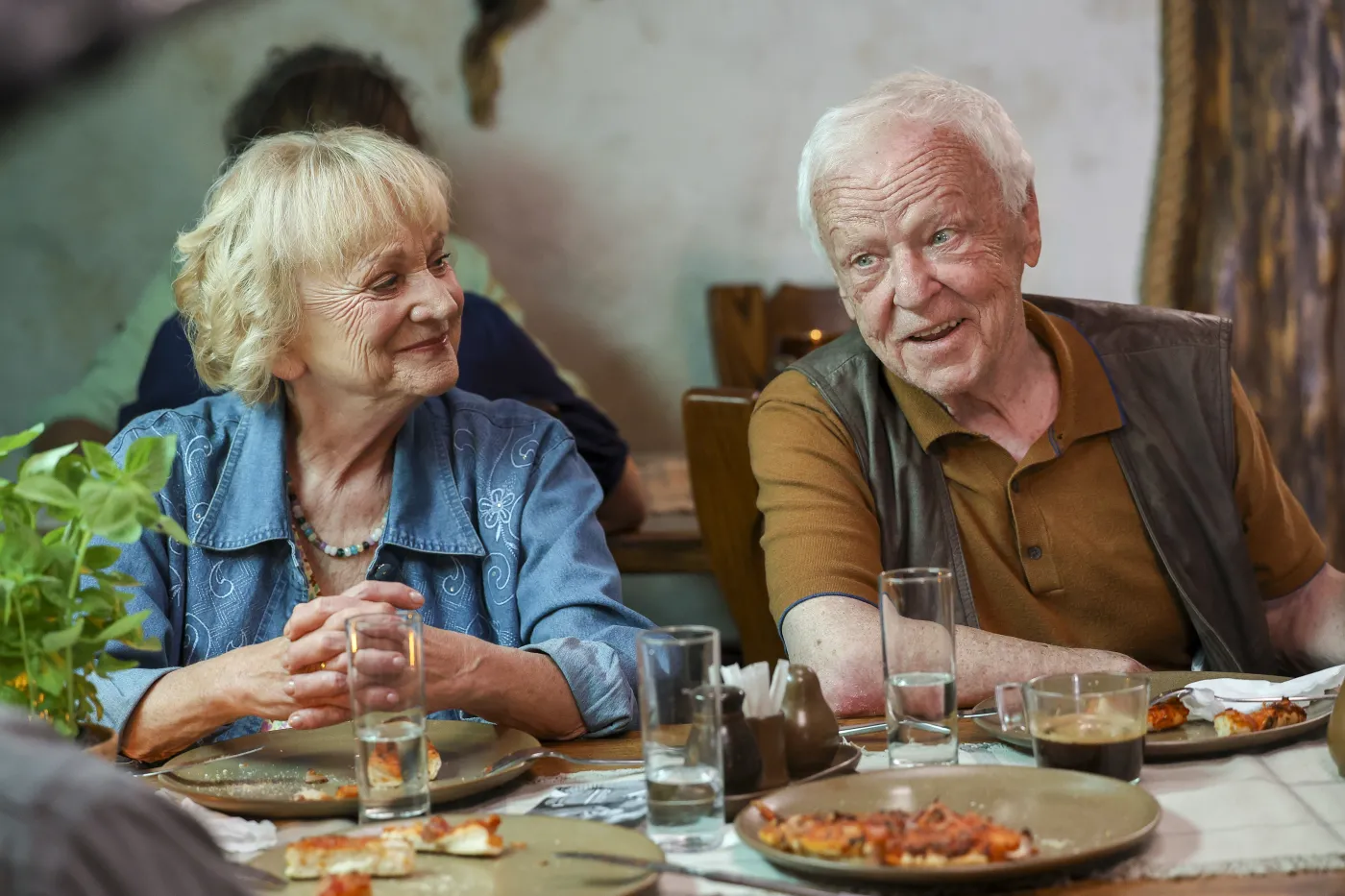 Małgorzata Rożniatowska i Marian Opania w filmie "Dalej jazda"