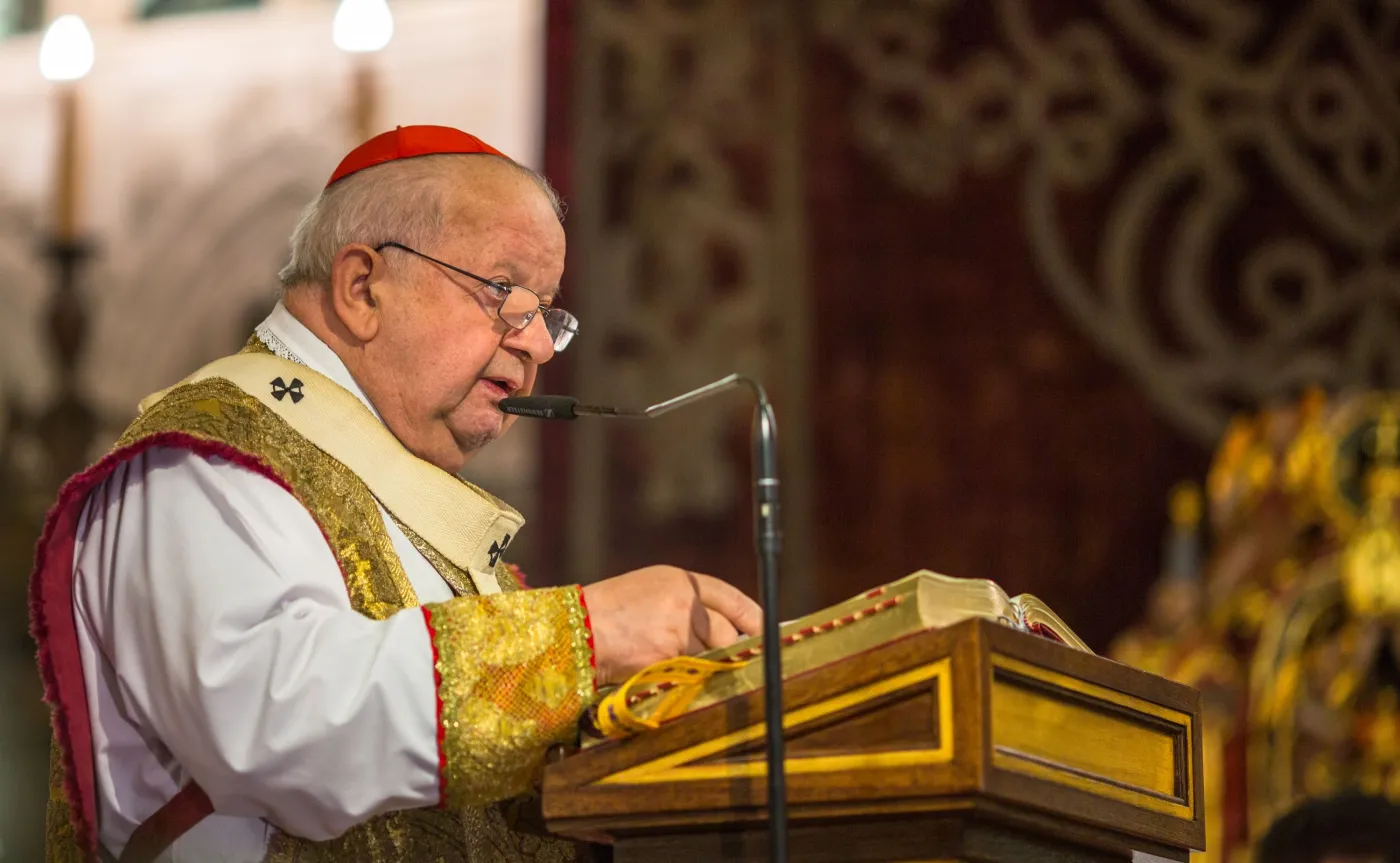 Kardynał Dziwisz: Oni tam w wieczności wspierają naszą Ojczyznę [ZDJĘCIA z pogrzebu pary prezydenckiej]