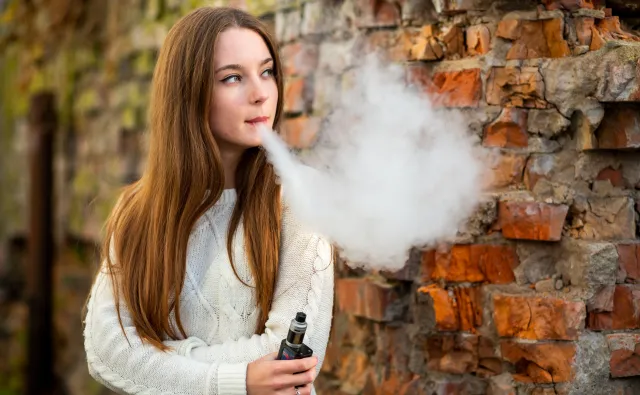 Zakaz sprzedaży e-papierosów bez nikotyny dla nieletnich. Rządowy projekt gotowy