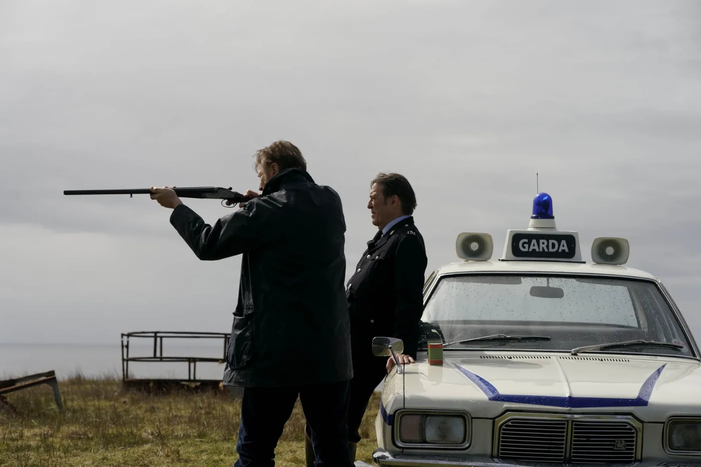 Liam Neeson i Ciarán Hinds w filmie "Kraj świętych i grzeszników"