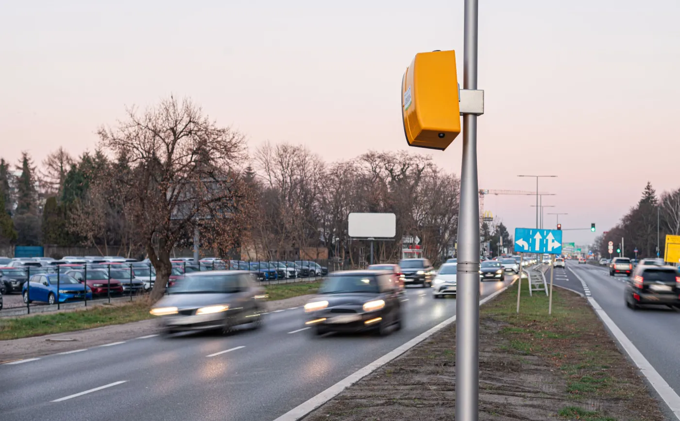 Fotoradar TraffiStar SR390 na Al. Jerozolimskich w Warszawie