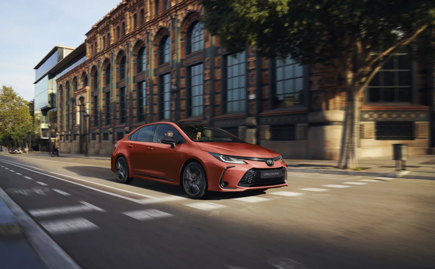 Oto Toyota Corolla 2025. Nowy styl i zmiana w silnikach. Ile kosztuje?