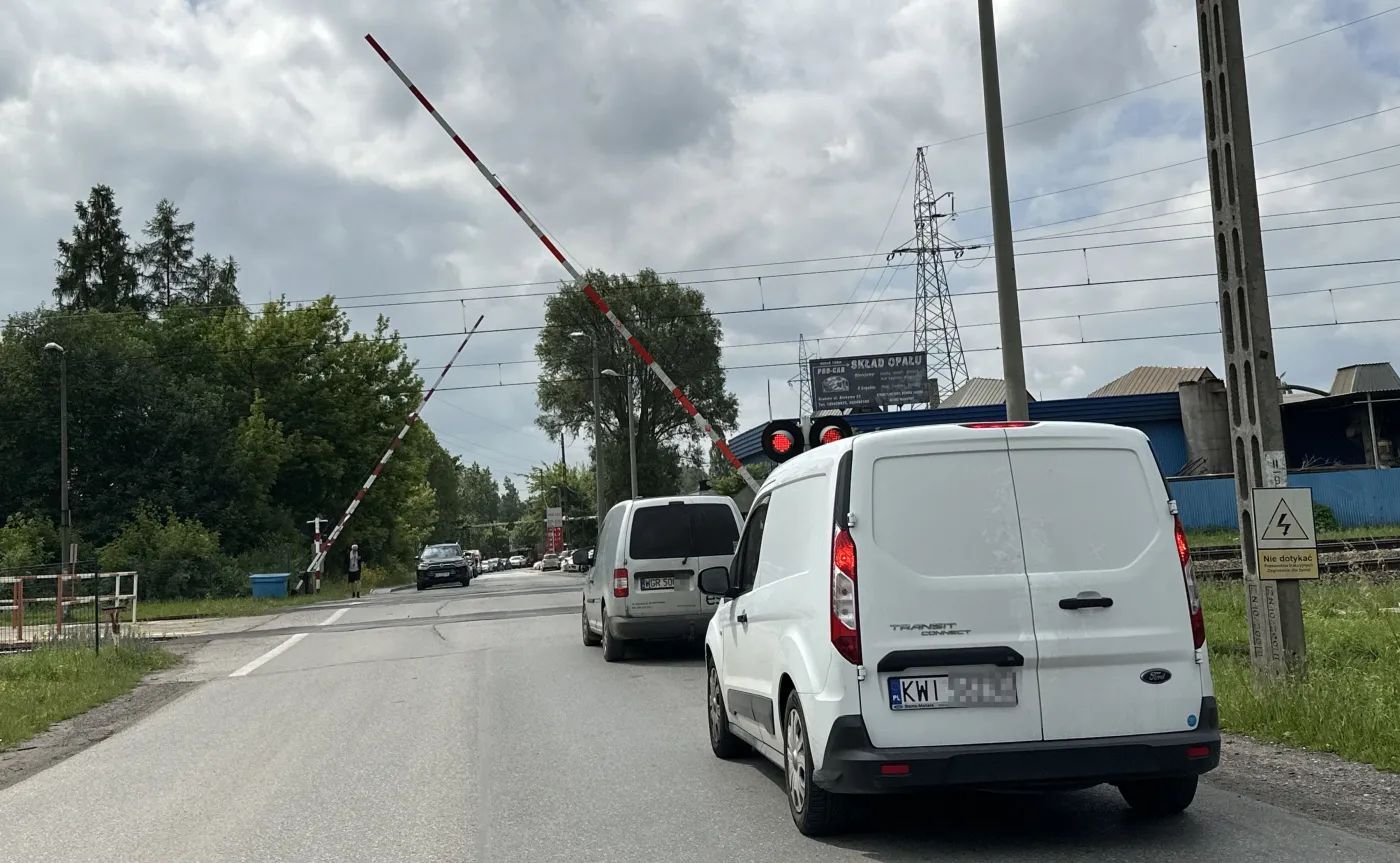 przejazd-kolejowodrogowy-38220725.jpg