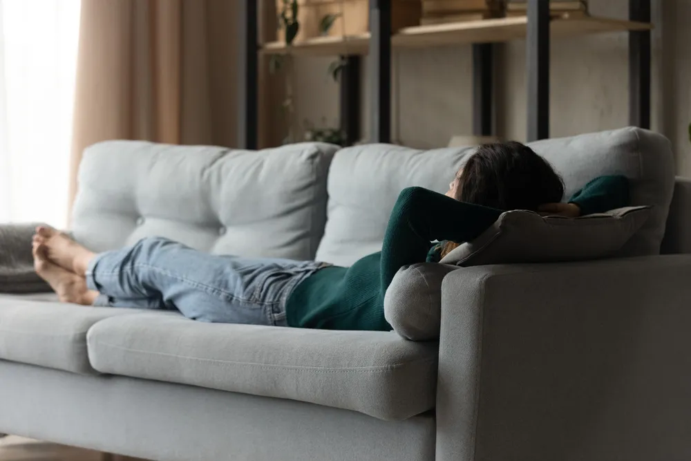 kobieta, kanapa, lenistwo