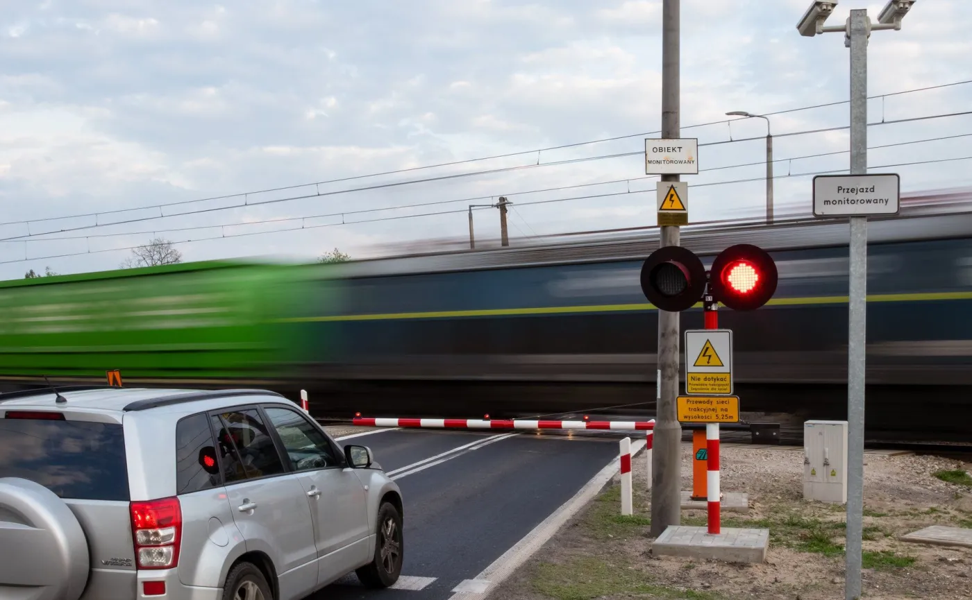 przejazd-kolejowodrogowy-38348439.jpg