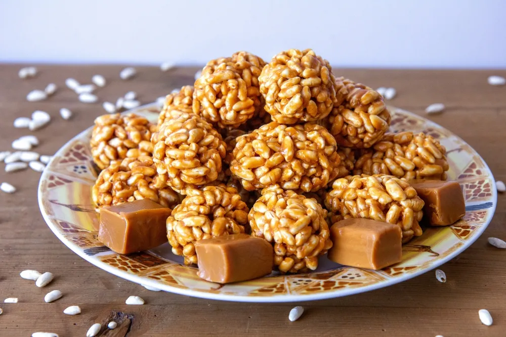 Kultowy, słodki przysmak z PRL. Trzy składniki, 10 minut i krówkowe szyszki gotowe