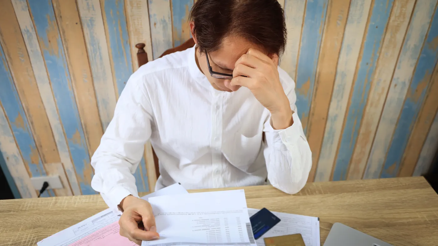 Przedawnienie długu u komornika. Kiedy i jak można umorzyć taki dług? Czy u komornika można rozłożyć na raty?