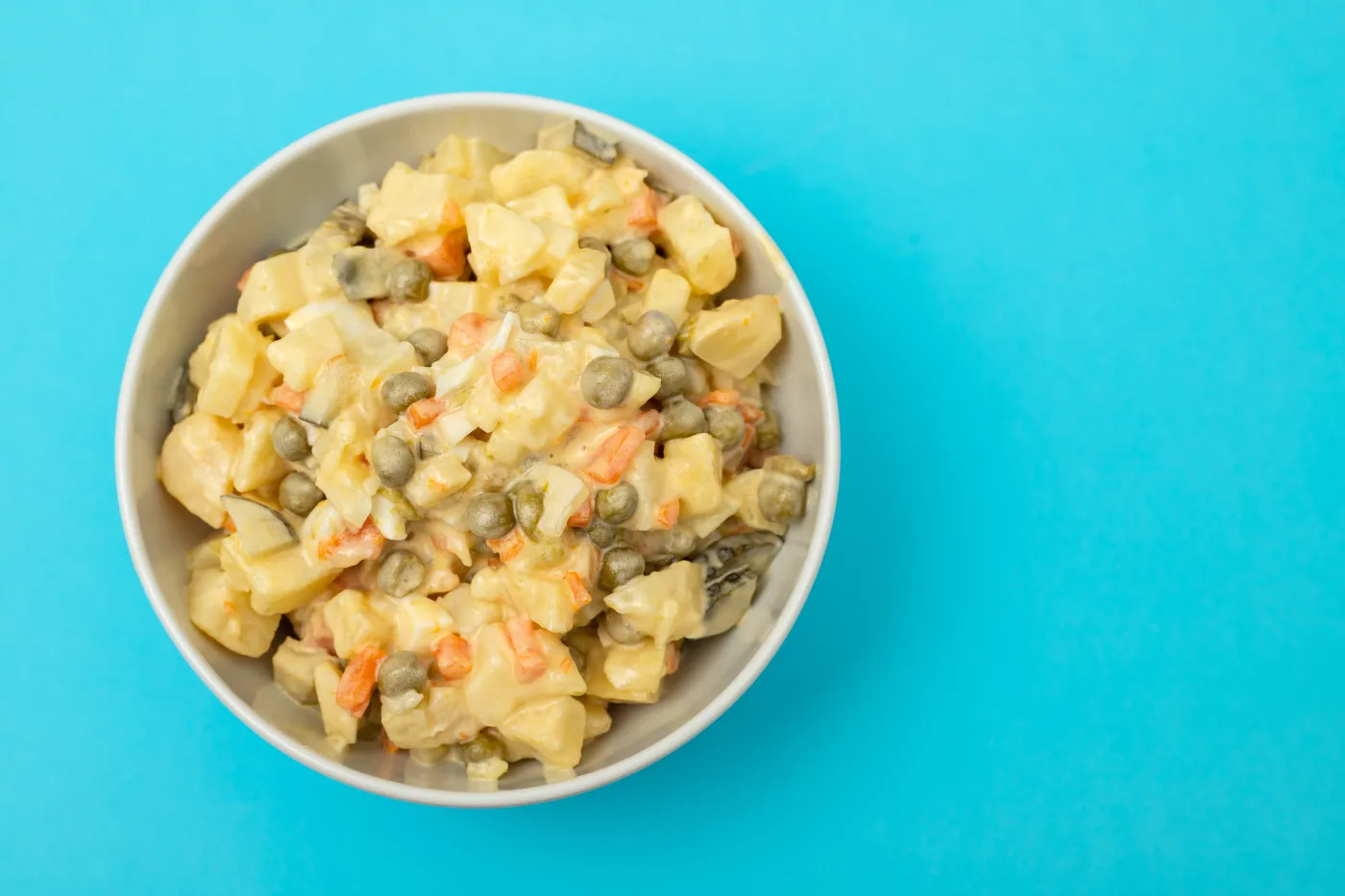 Zamiast nudnej jarzynowej, podaj tę sałatkę. Przepis siostry Anastazji