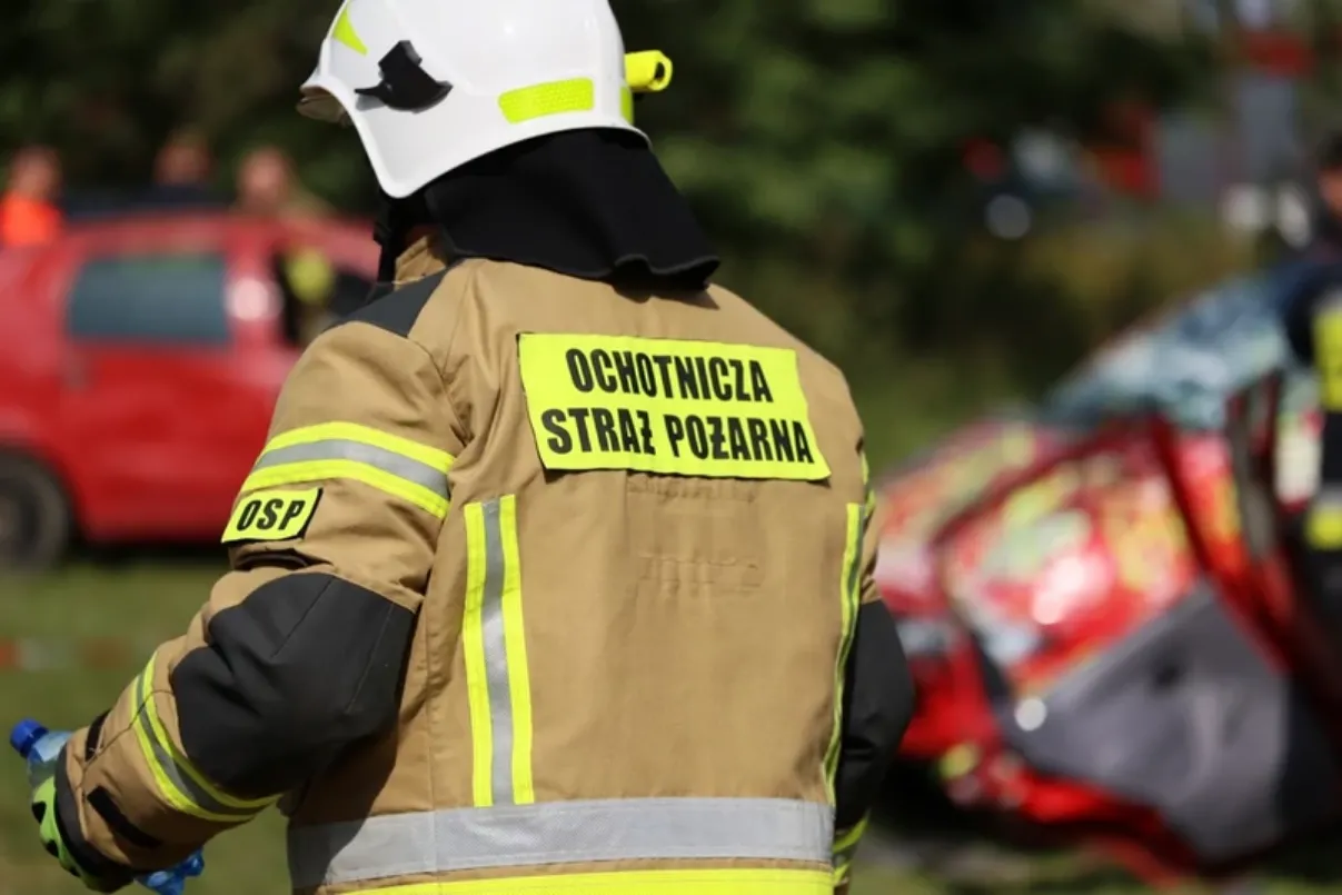 Gigantyczny pożar zakładów meblarskich. 40 zastępów walczy z ogniem