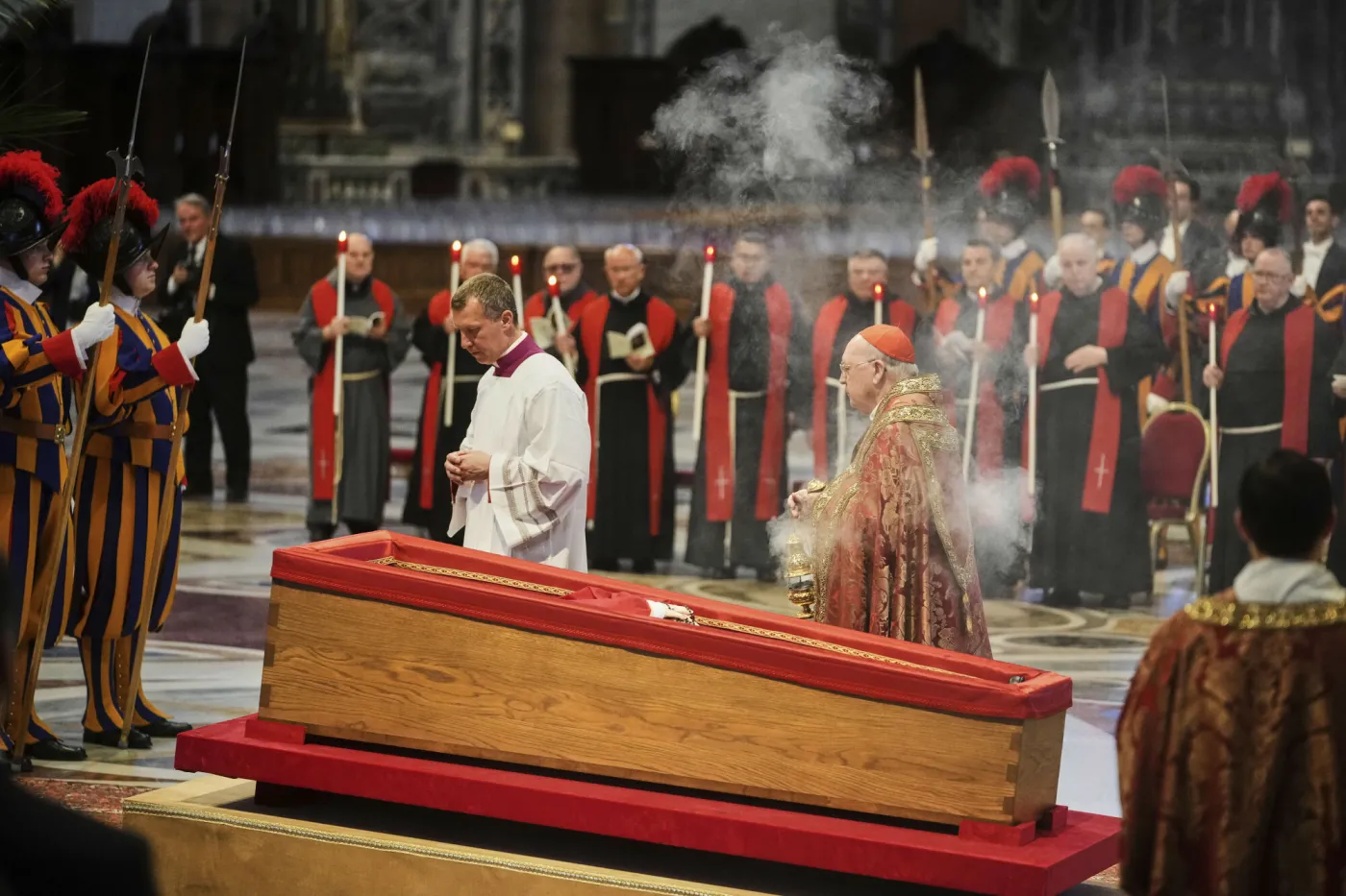 Ciało papieża Franciszka wystawione w Bazylice Świętego Piotra