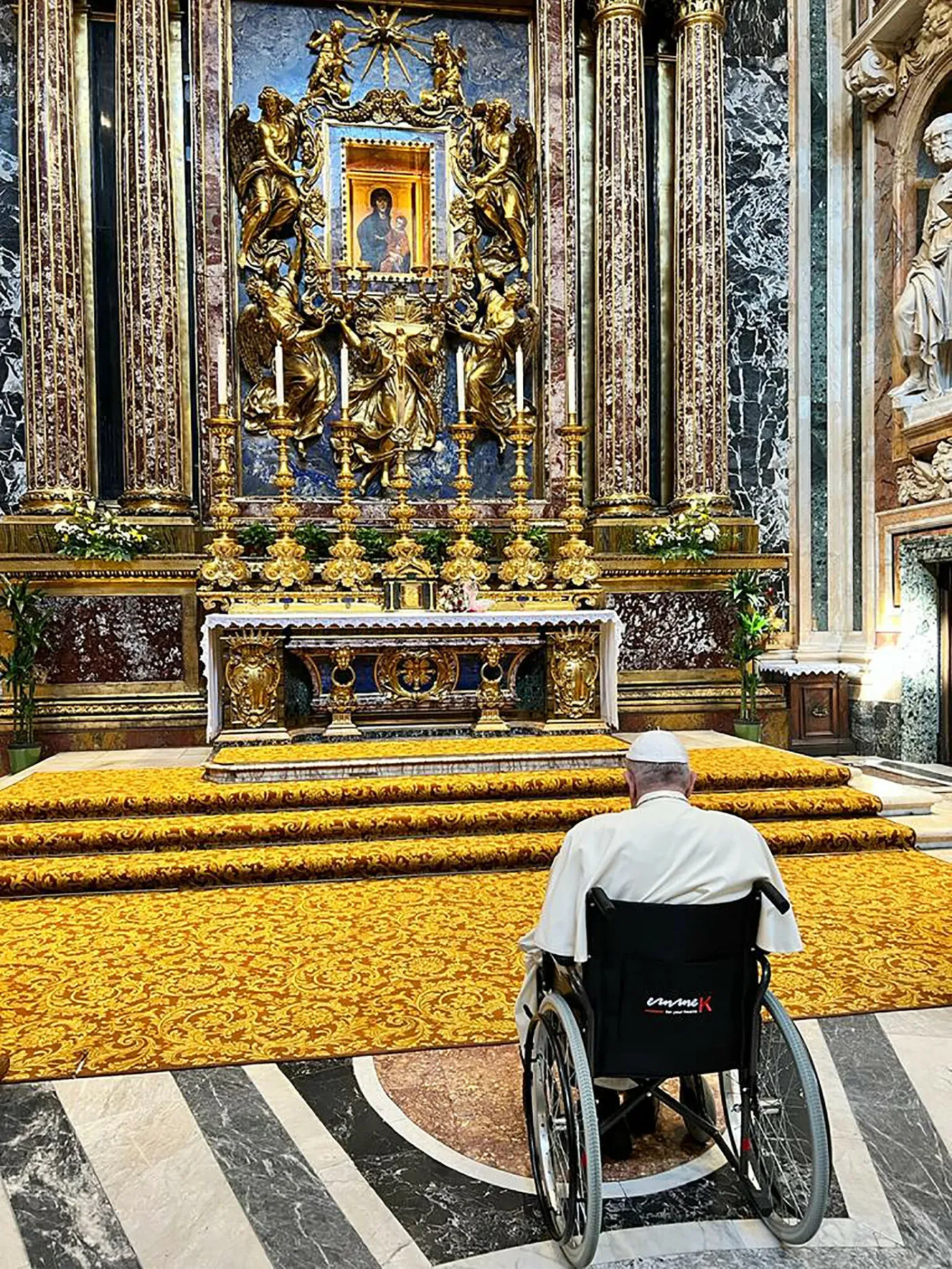 Papież Franciszek modlący się w bazylice Matki Bożej Większej