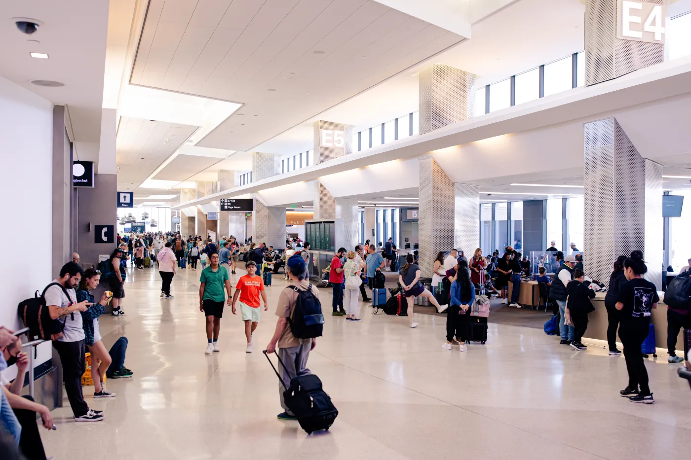 Tego absolutnie nie zakładać przed podróżą samolotem. Tych błędów unikaj