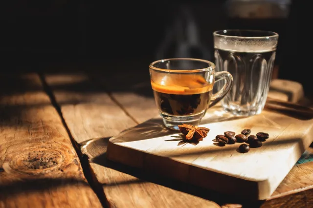 Rozwikłana tajemnica wody podawanej z espresso. Pijemy przed, czy po kawie?