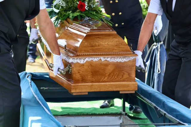 Rewolucja w zasiłkach pogrzebowych! Ta zmiana uderzy w portfele tysięcy Polaków. Sprawdź, co zmienia się w 2026 roku!