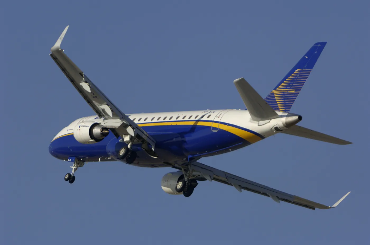 Samolot pasażerski cudem uniknął zderzenia z bombowcem. "Agresywny manewr" pilota