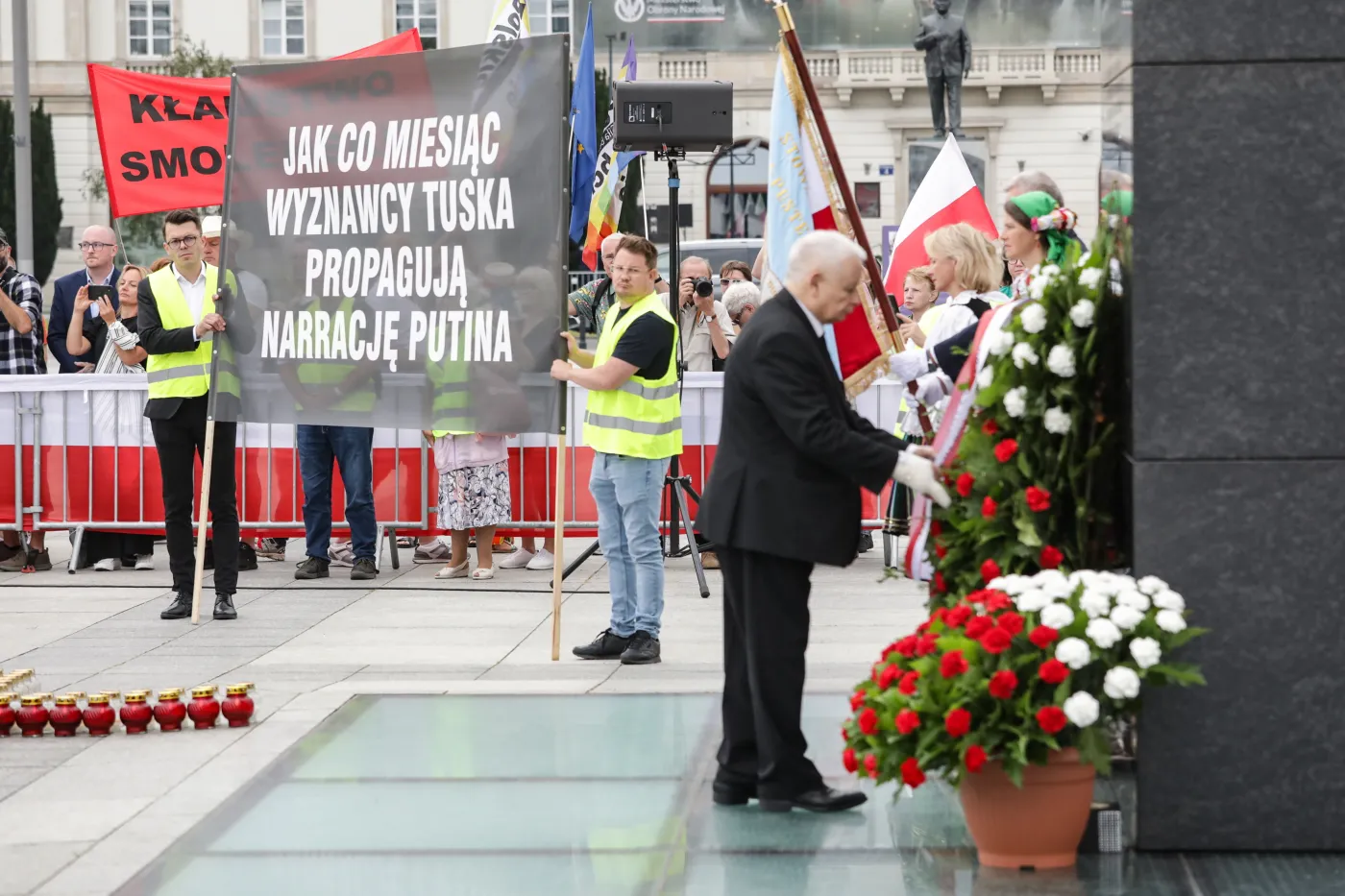 Szefowi PiS na smoleńskiej miesięcznicy puściły nerwy.  "I te śmiecie, które tu stoją..."