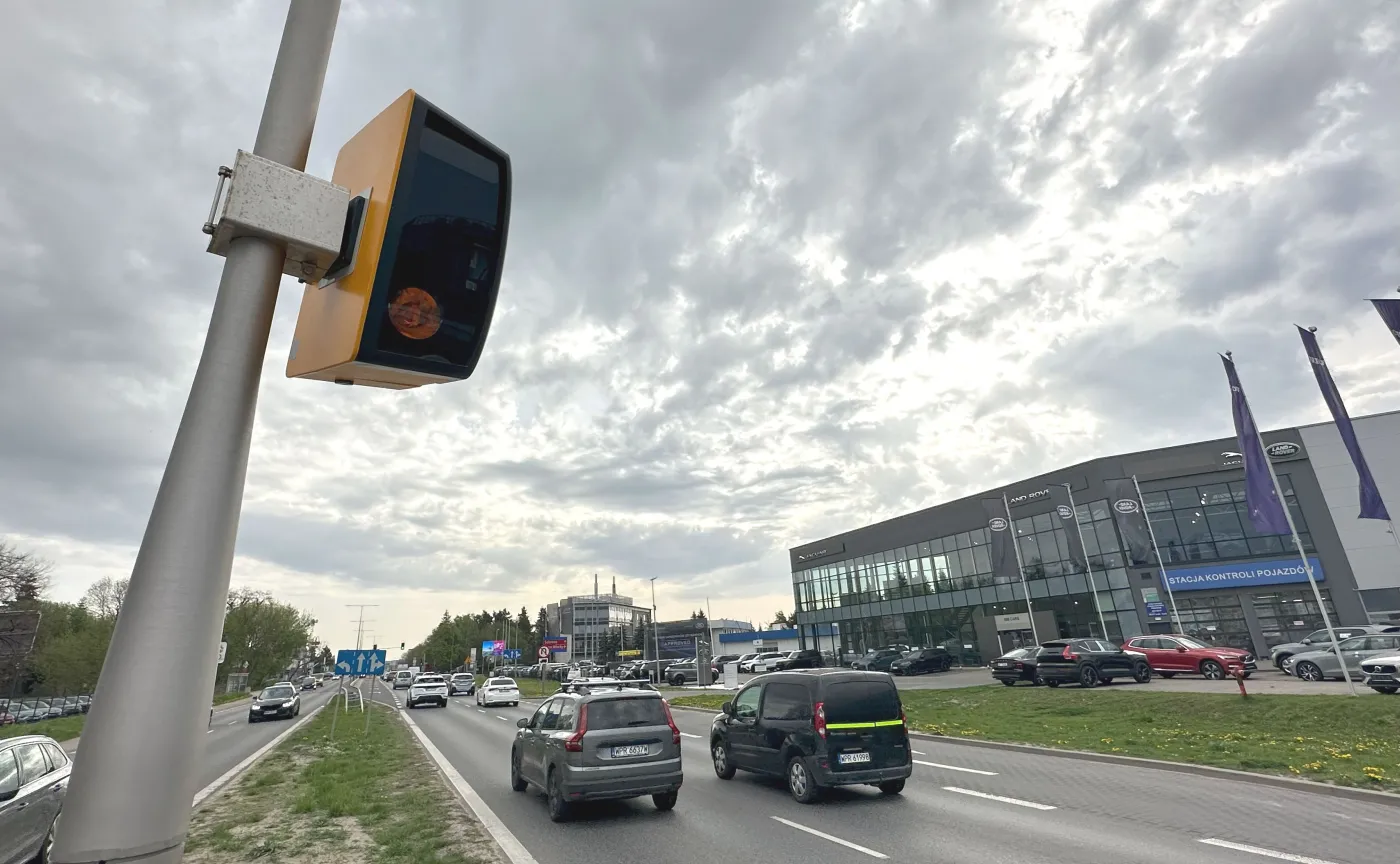 Fotoradar TraffiStar SR390 na Al. Jerozolimskich w Warszawie