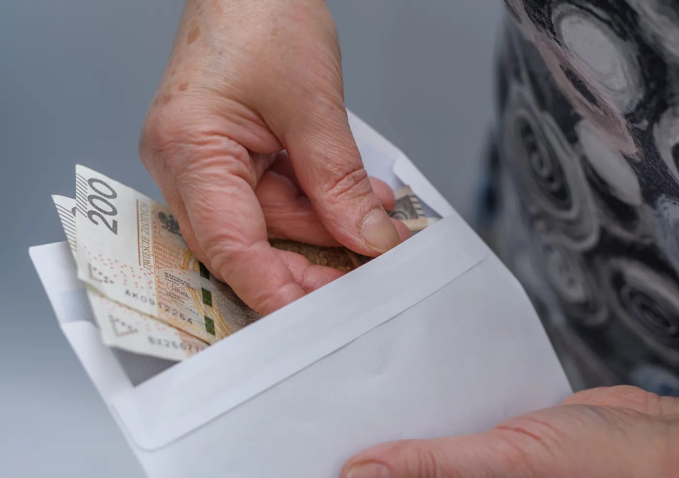 Bon senioralny 2025 – nowe wsparcie dla osób 75+. Kto i kiedy może otrzymać 2150 zł?