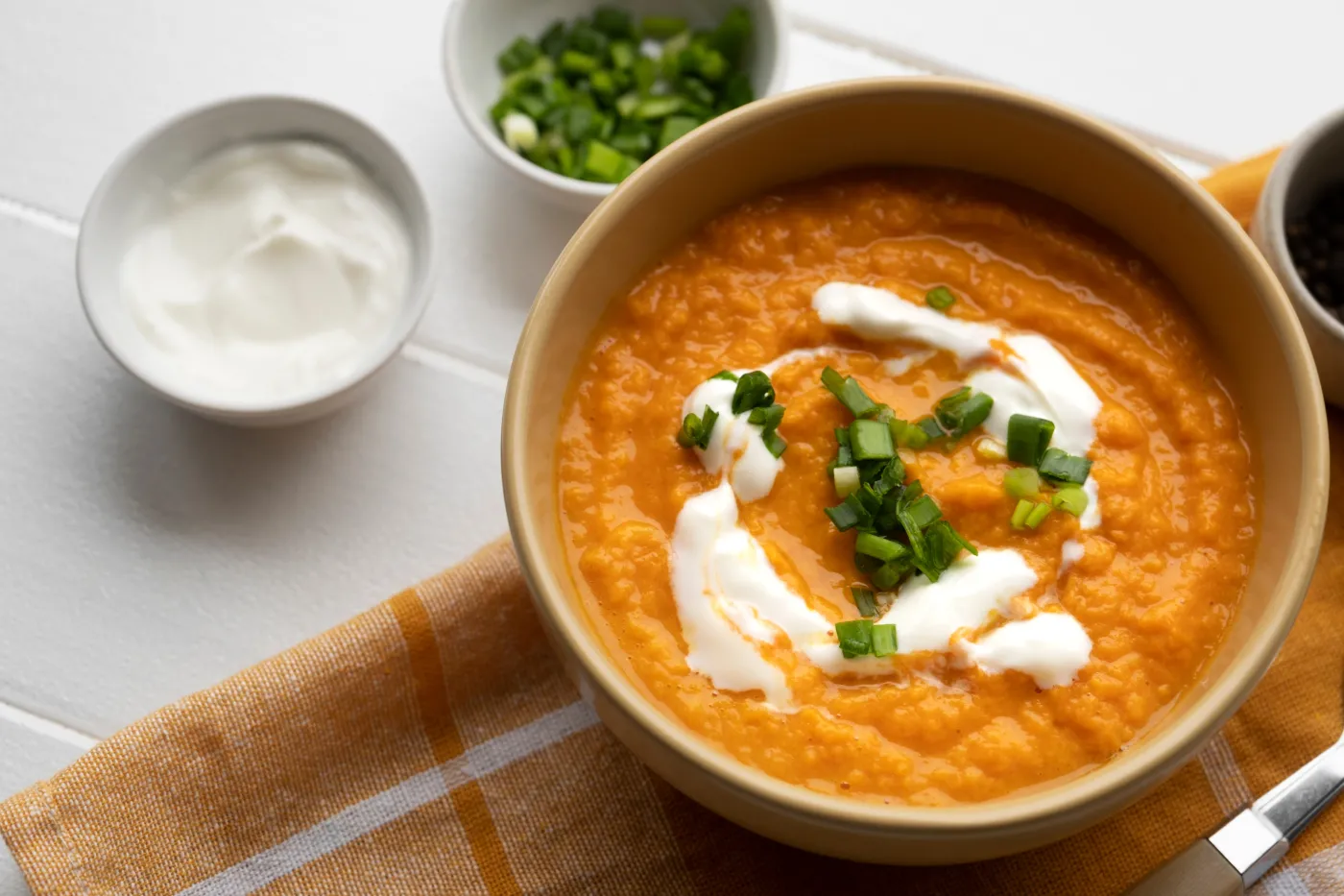 Krem marchewkowy z soczewicą, rozgrzewająca zupa pełna smaku i wartości odżywczych. Idealna na lekki obiad lub kolację