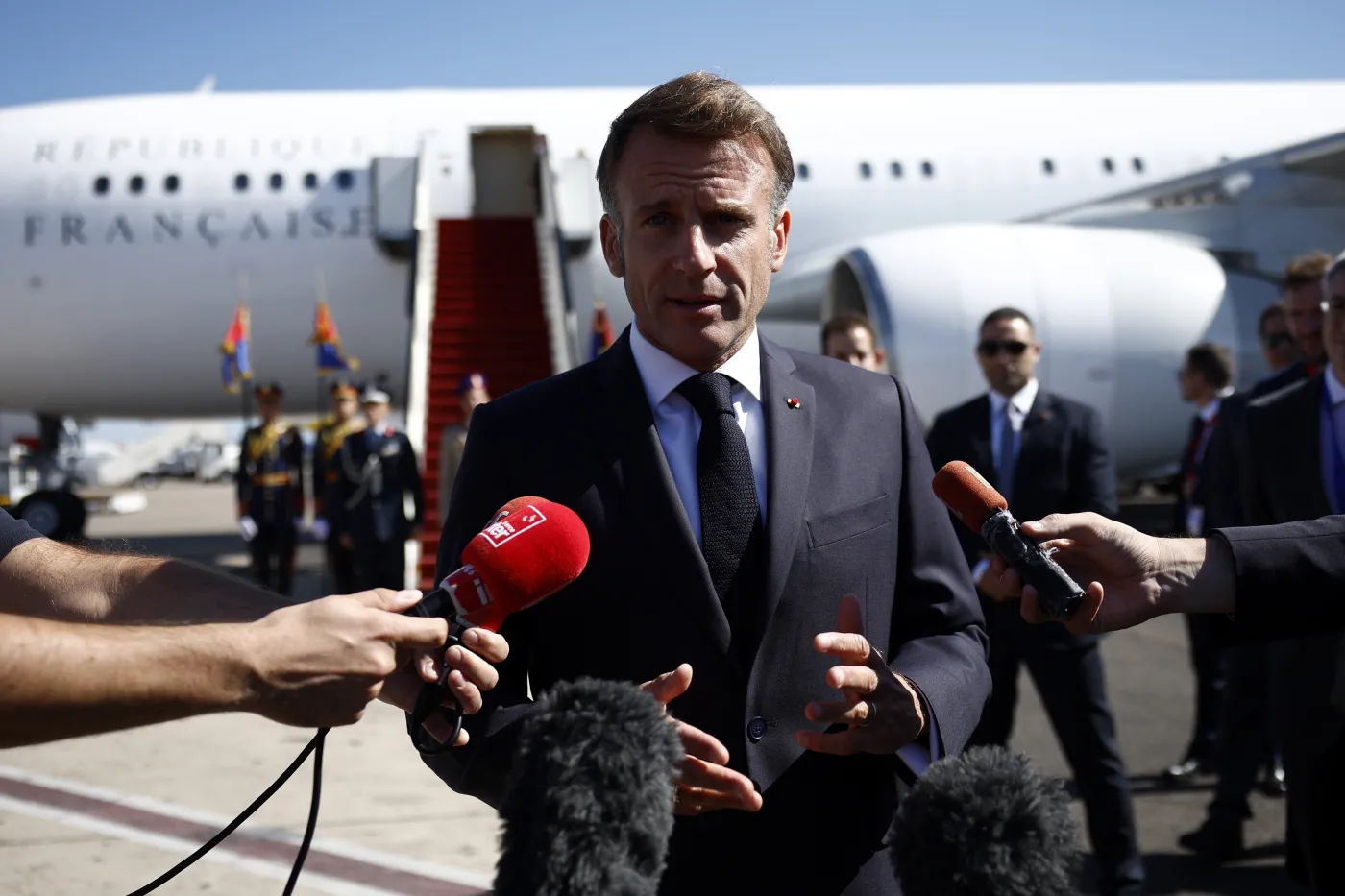 Macron nie ustąpi. Odpiera ataki i oskarża polityków o chaos