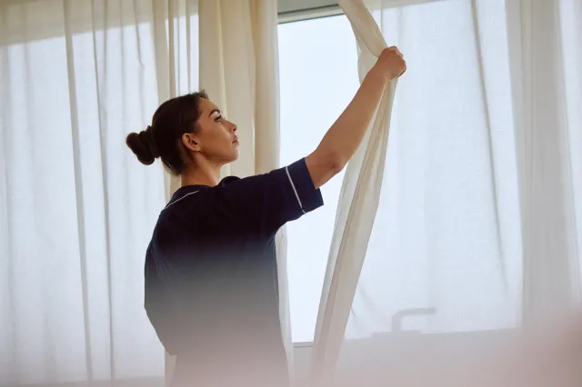 To sekret śnieżnobiałych firanek. Co wsypać do wody przed praniem? Oto sprawdzone, domowe sposoby na poszarzałe firanki