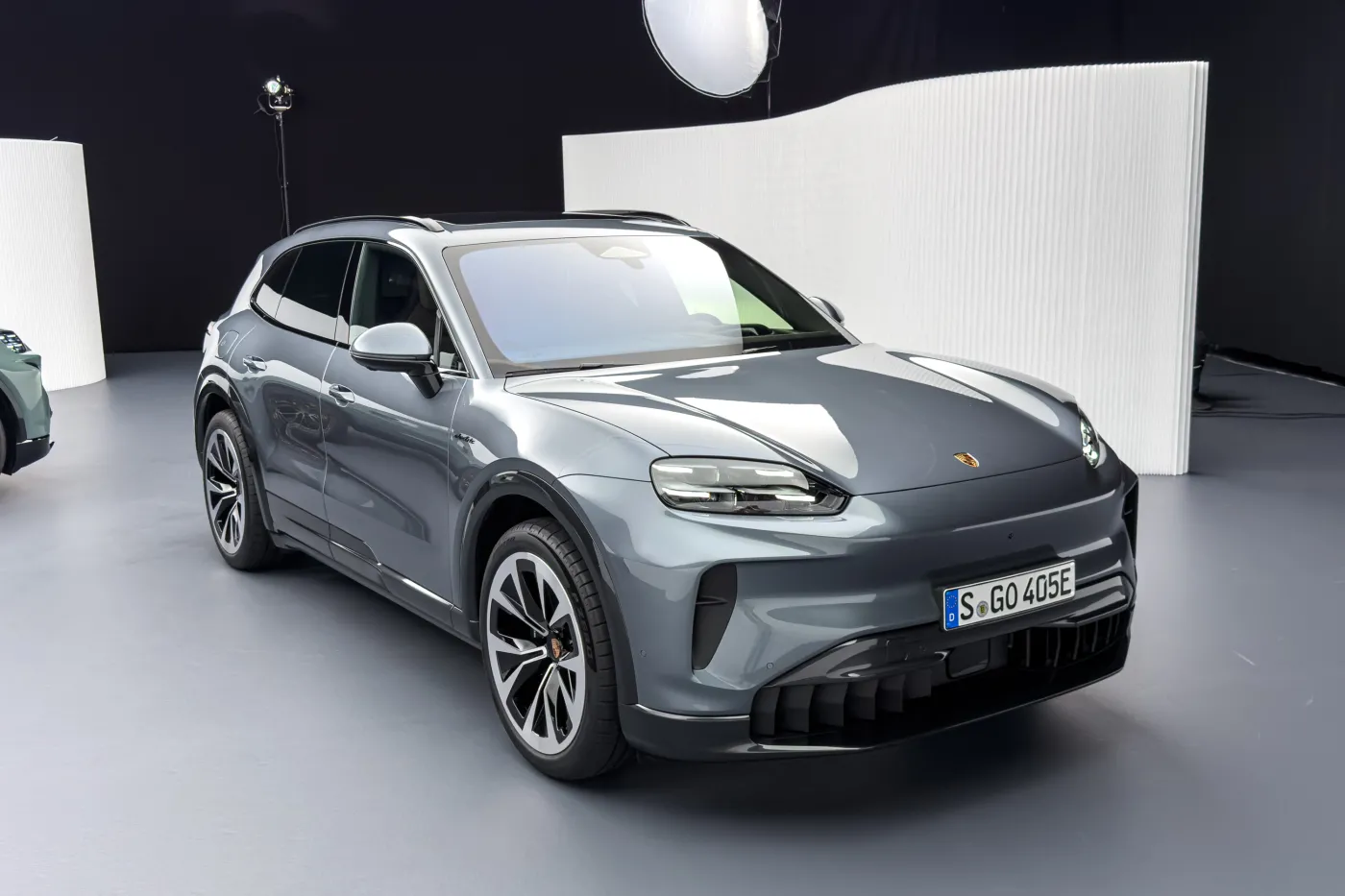 porsche-cayenne-electric-38951258.jpg