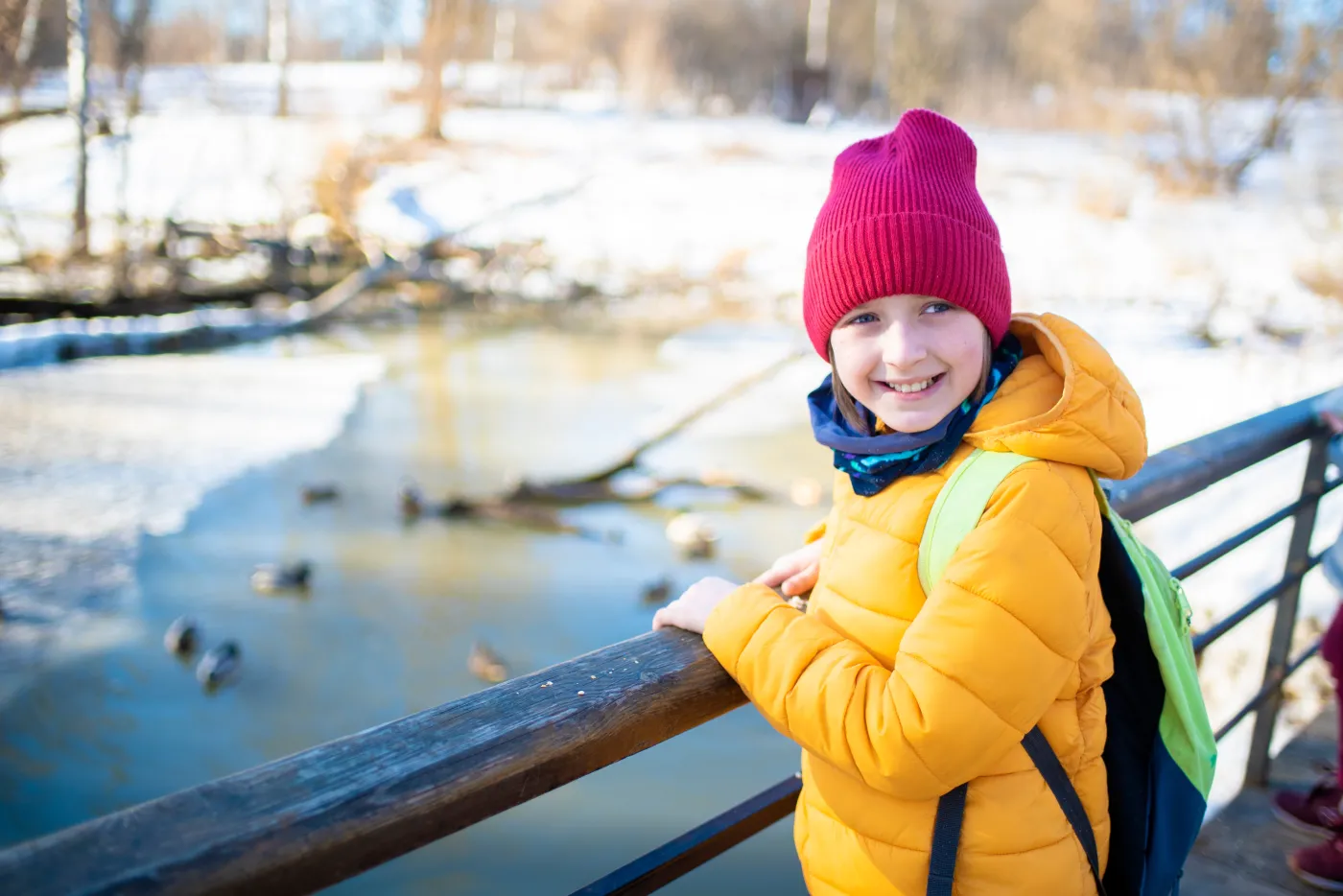 Pochmurny i mglisty wtorek. Uczniowie, przygotujcie się na niskie temperatury i niebezpieczne warunki na drodze! Jak powinniśmy się ubrać 2 grudnia?