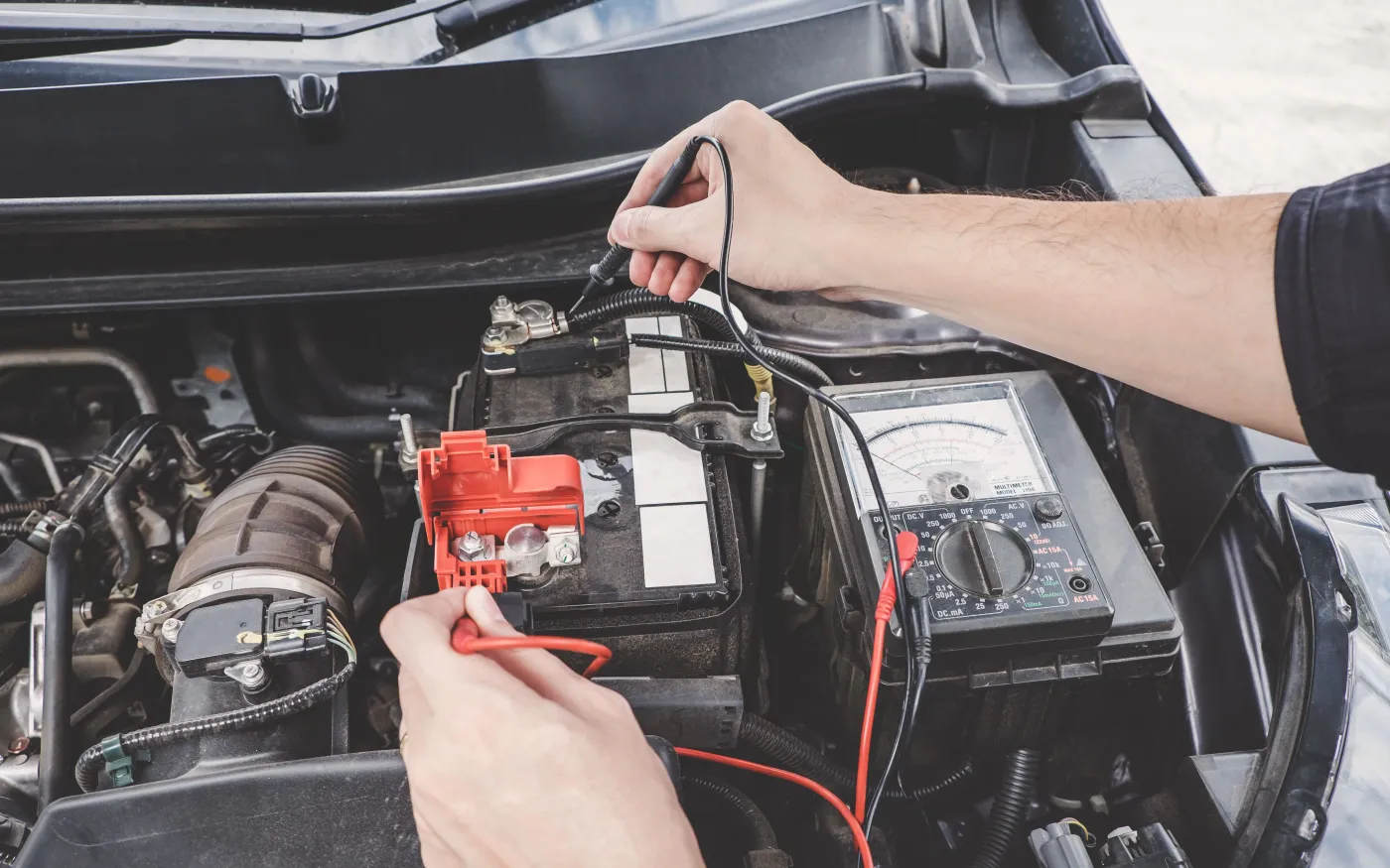 Jak samodzielnie sprawdzić akumulator? Kiedy bateria nadaje się do wymiany?