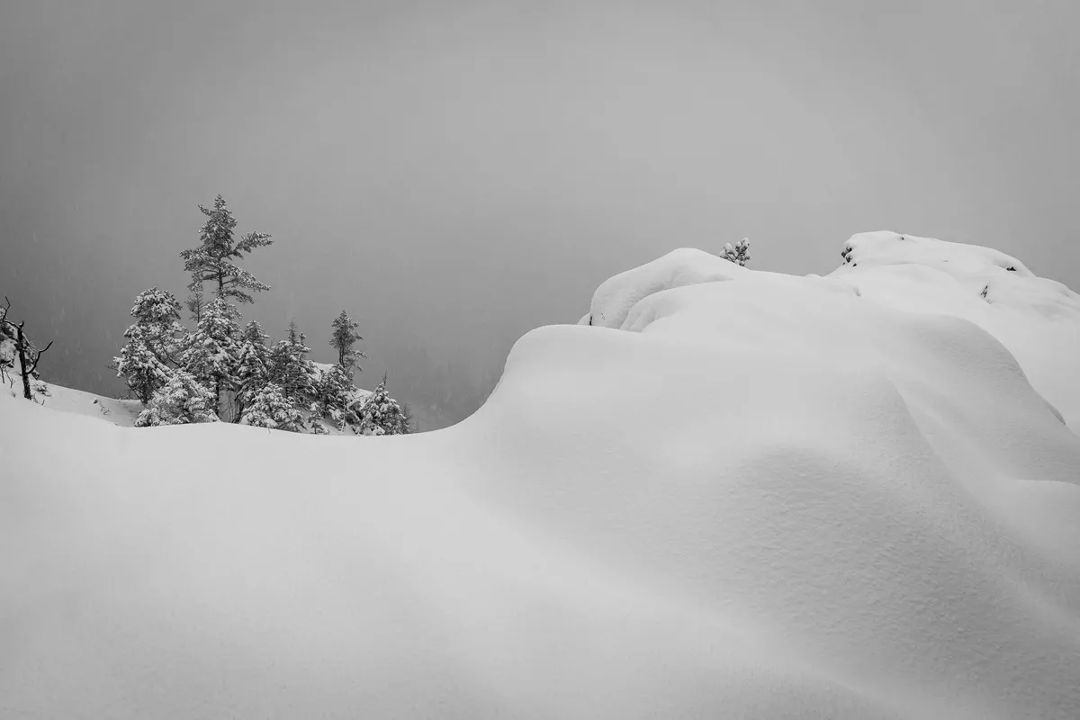Zagrożenie lawinowe w Tatrach. Ogłoszono drugi stopień. TOPR o śniegu i silnym wietrze