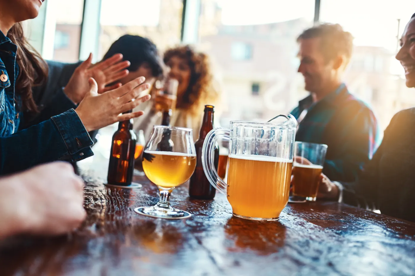 Prawda o alkoholu w Polsce. Większość Polaków pije alkohol, a reklamy bagatelizują skutki