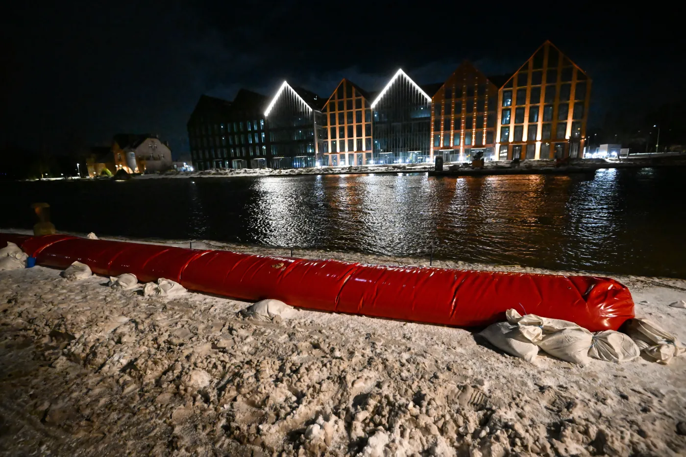 Rośnie zagrożenie. Wyrwa w wale przeciwpowodziowym na rzece Elbląg