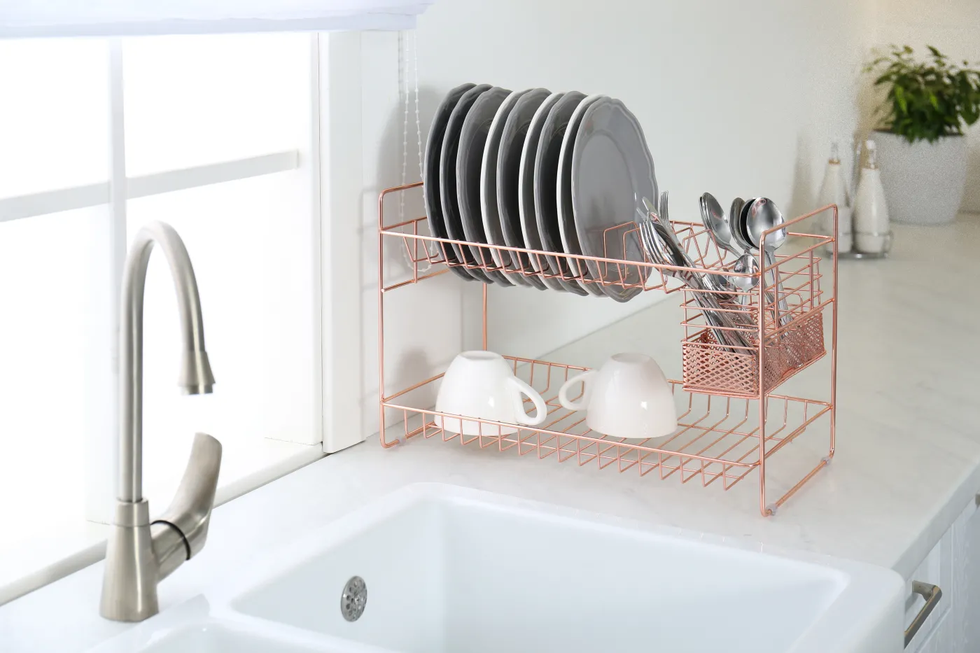 Suszarka na naczynia to już przeszłość. Użyj tego, a zachwycisz się, ile masz miejsca w kuchni