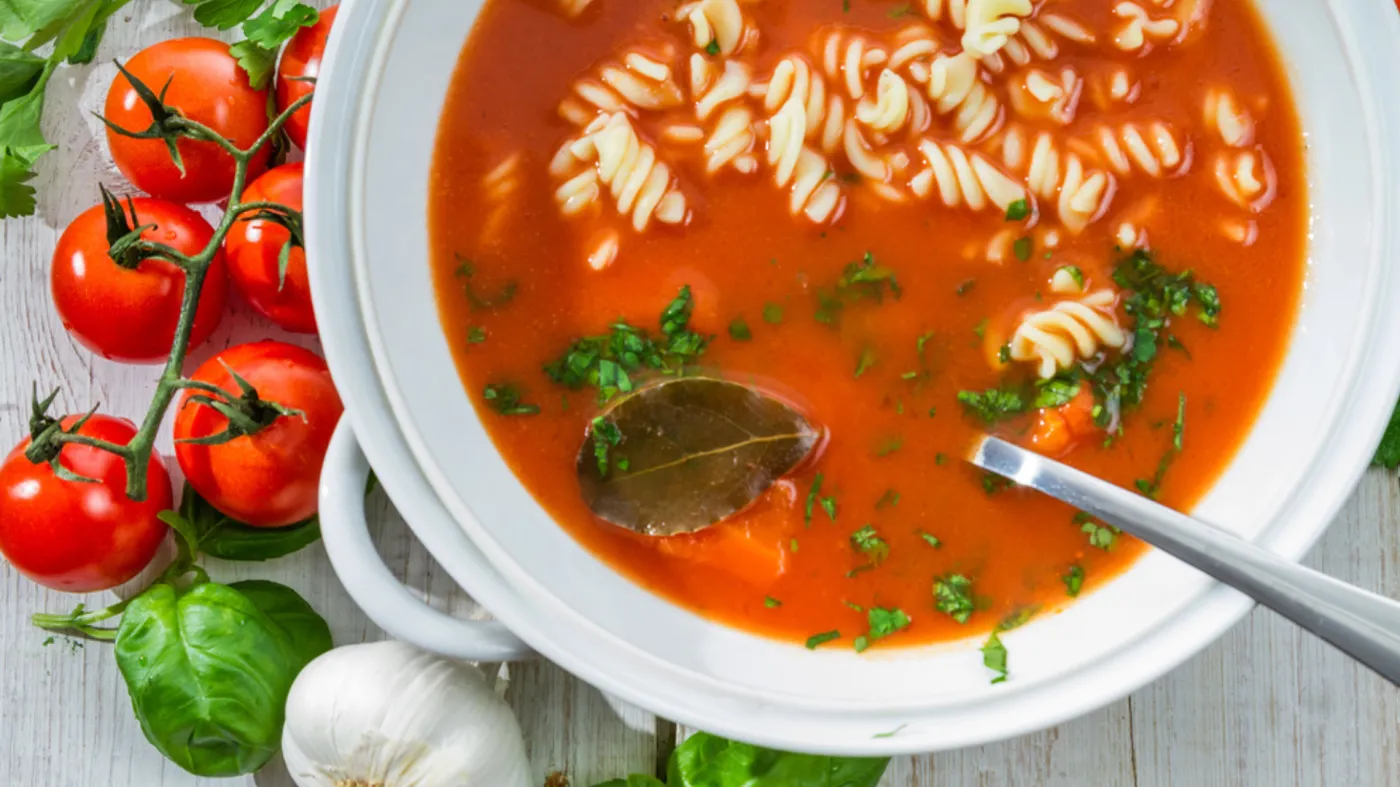 Smak domu na talerzu. Klasyczna zupa pomidorowa w nowoczesnym wydaniu.