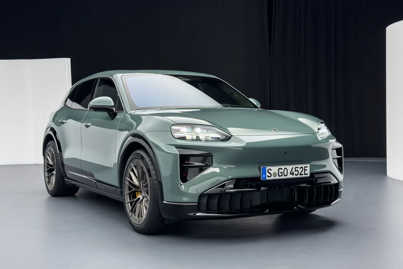 porsche-cayenne-electric-38951235.jpg