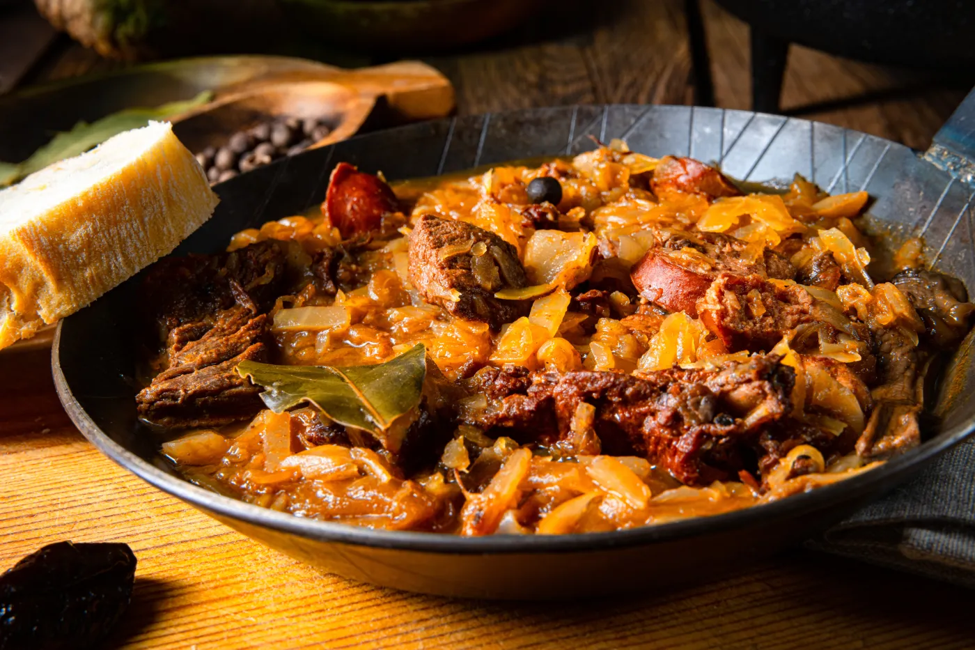 Bigos domowy z PRL. Gęsty, kwaśny i zawsze gotowany bez pośpiechu