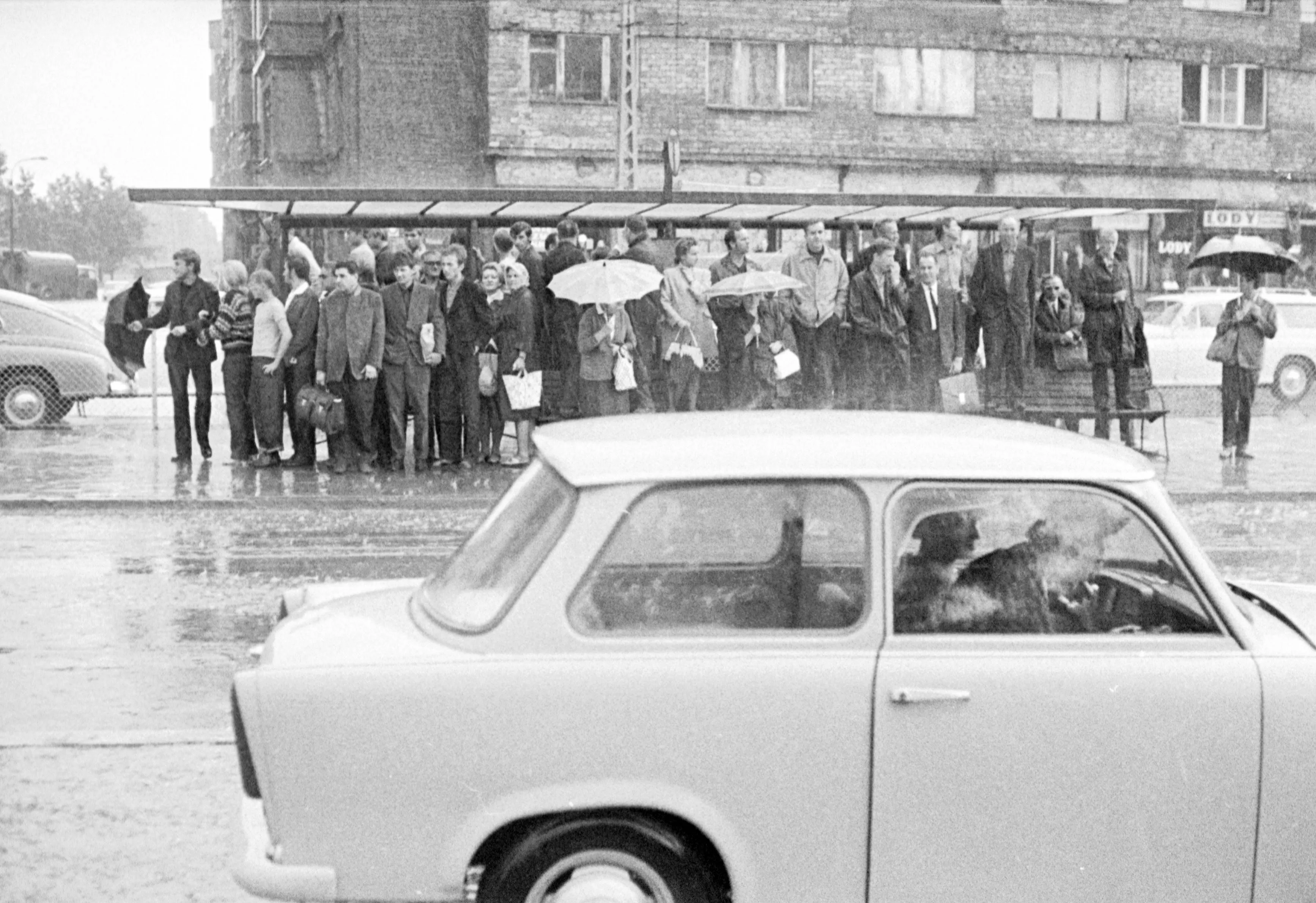 Życie w PRL. Ten QUIZ to wyzwanie. Odpowiesz choć na połowę pytań?