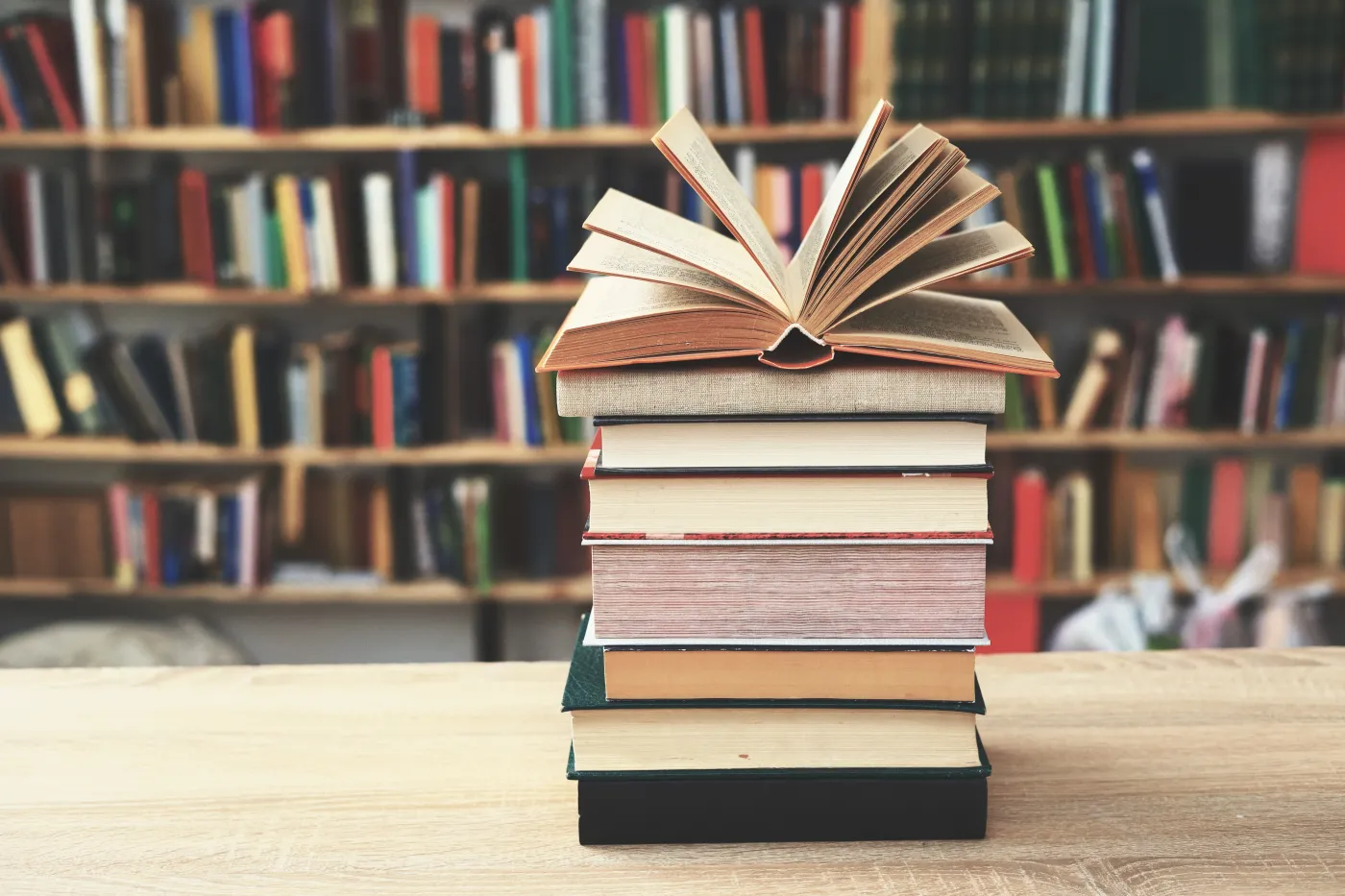 Arcytrudny, ale błyskawiczny QUIZ z literatury. Uzupełnij tytuł książki. Polegniesz już na 2. pytaniu?